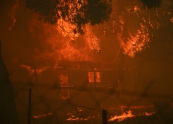 Στιγμιότυπο από τη φωτιά στην βορειοανατολική Αττική (φωτ.: EUROKINISSI/Κώστας Τζούμας)