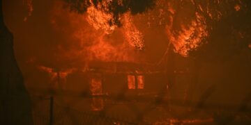 Στιγμιότυπο από τη φωτιά στην βορειοανατολική Αττική (φωτ.: EUROKINISSI/Κώστας Τζούμας)