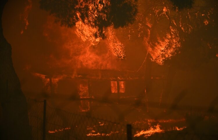 Στιγμιότυπο από τη φωτιά στην βορειοανατολική Αττική (φωτ.: EUROKINISSI/Κώστας Τζούμας)