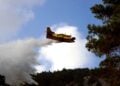 Πυροσβεστικό αεροσκάφος κάνει ρίψεις νερού (φωτ. αρχείου: EUROKINISSI/Αργύρης Μαντικός)