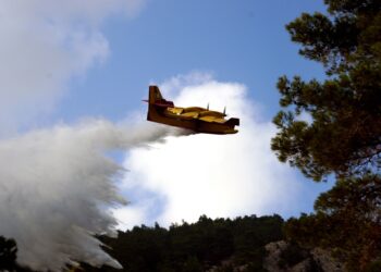 Πυροσβεστικό αεροσκάφος κάνει ρίψεις νερού (φωτ. αρχείου: EUROKINISSI/Αργύρης Μαντικός)