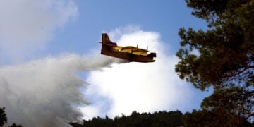 Πυροσβεστικό αεροσκάφος κάνει ρίψεις νερού (φωτ. αρχείου: EUROKINISSI/Αργύρης Μαντικός)