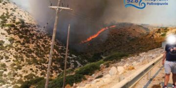 Η φωτιά ξεκίνησε καίγοντας χαμηλή βλάστηση (φωτ.: Ικαριακή Ραδιοφωνία)