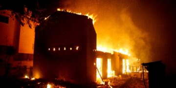 Σπίτι έχει παραδοθεί στις φλόγες στο Μάτι (φωτ.: EUROKINISSI/Θανάσης Δημόπουλος)