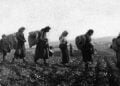 Ελληνίδες σε αναγκαστική πορεία προς τα παράλια (πηγή: βιβλίο «Certain Samaritans» της Έσθερ Λάβτζοϊ)