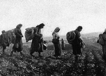 Ελληνίδες σε αναγκαστική πορεία προς τα παράλια (πηγή: βιβλίο «Certain Samaritans» της Έσθερ Λάβτζοϊ)