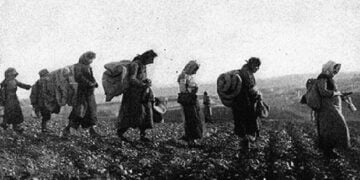 Ελληνίδες σε αναγκαστική πορεία προς τα παράλια (πηγή: βιβλίο «Certain Samaritans» της Έσθερ Λάβτζοϊ)
