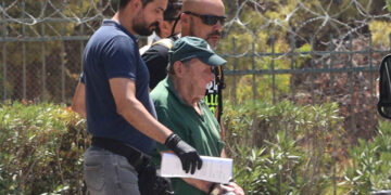 Στο μέσο ο 80χρονος που κατηγορείται για τέσσερις φωτιές από πρόθεση στα Γλυκά Νερά (φωτ.: EUROKINISSI / Γιάννης Παναγόπουλος)