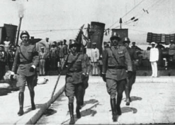 Ιταλοί αξιωματικοί μετά την αποβίβασή τους στο λιμάνι της Κέρκυρας (πηγή: britishpathe.com)