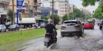 Σε ποτάμια μετατράπηκαν οι δρόμοι της Νέας Σμύρνης στην Αθήνα (φωτ.: EUROKINISSI/Γιάννης Παναγόπουλος)