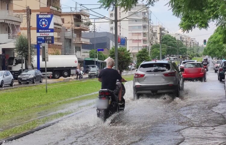 Σε ποτάμια μετατράπηκαν οι δρόμοι της Νέας Σμύρνης στην Αθήνα (φωτ.: EUROKINISSI/Γιάννης Παναγόπουλος)