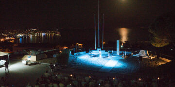 Το λιμάνι της Καβάλας όπως φαίνεται από τον περίβολο του κτηρίου διοίκησης της ΧΧ Τεθωρακισμένης Μεραρχίας (φωτ.: ΑΠΕ-ΜΠΕ / Β. Λωλίδης)