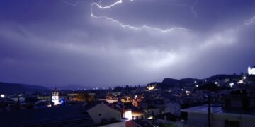 Κεραυνοί πάνω από το Ναύπλιο (φωτ. αρχείου: ΑΠΕ-ΜΠΕ/Ευάγγελος Μπουγιώτης)