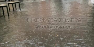 Πλημμυρισμένοι δρόμοι στην πόλη της Κέρκυρας (φωτ.: «Η Κέρκυρα σήμερα»)