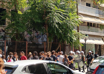 MAT και αλληλέγγυοι έξω από το διατηρητέο κτήριο της κατάληψης «Libertatia» (πηγή: Χ)