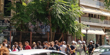 MAT και αλληλέγγυοι έξω από το διατηρητέο κτήριο της κατάληψης «Libertatia» (πηγή: Χ)