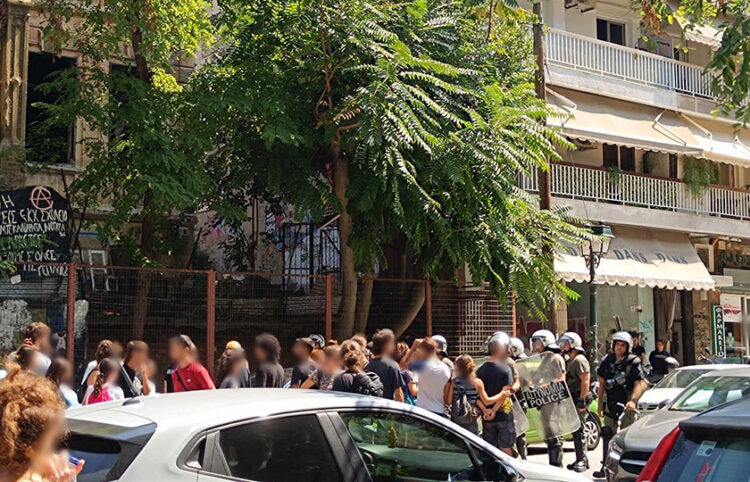 MAT και αλληλέγγυοι έξω από το διατηρητέο κτήριο της κατάληψης «Libertatia» (πηγή: Χ)