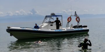 Δύτες του Λιμενικού ερευνούν το βυθό μετά από ανεύρεση ανθρώπινων οστών (φωτ. αρχείου: EUROKINISSI/Γιώργος Ευσταθίου)