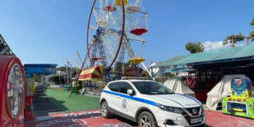 Περιπολικό στην είσοδο του λούνα παρκ  στο Πευκοχώρι της Χαλκιδικής (φωτ.: halkidikifocus.gr)