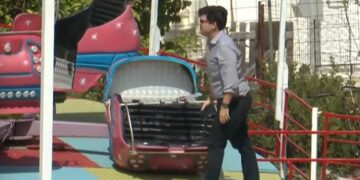 Εμπειρογνώμονας ελέγχει τα παιχνίδια στο λούνα παρκ του Πευκοχωρίου (φωτ.: glomex)