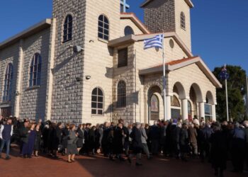 Δεκάδες κόσμου έξω από τον ιερό ναό Μεταμόρφωσης του Σωτήρος (φωτ.: Αρχιεπισκοπή Αυστραλίας)