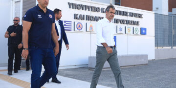 Μητσοτάκης και Κικίλιας βγαίνουν από το συντονιστικό της Πυροσβεστικής στην Πολιτική Προστασία (φωτ.: EUROKINISSI / Γιάννης Παναγόπουλος)