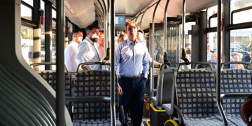 Ο Κυριάκος Μητσοτάκης μέσα σε ένα από τα νέα λεωφορεία του ΟΑΣΑ (φωτ.: EUROKINISSI / Μιχάλης Καραγιάννης)