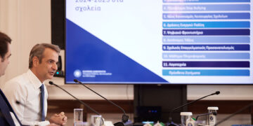 Σύσκεψη υπό τον Κυριάκο Μητσοτάκη για την έναρξη της νέας σχολικής χρονιάς (φωτ.: Γραφείο Τύπου Πρωθυπουργού / Δημήτρης Παπαμήτσος)