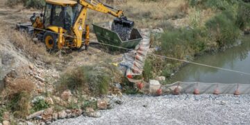 Ο Οργανισμός Λιμένα Βόλου μαζεύει τα νεκρά ψάρια από το προστατευτικό δίχτυ στην περιοχή Μπουρμπουλήθρα στις εκβολές του ρέματος Ξηριά (φωτ.: ΑΠΕ-ΜΠΕ/Νίκος Χατζηπολίτης)