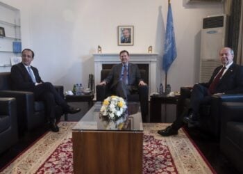 Από αριστερά, ο Νίκος Χριστοδουλίδης, ο ειδικός αντιπρόσωπος του γ.γ. του ΟΗΕ στην Κύπρο Κόλιν Στιούαρτ και ο Ερσίν Τατάρ σε κοινή συνάντηση το 2023 στη Λευκωσία (φωτ.: ΕΡΑ/Ιάκωβος Χατζησταύρου)
