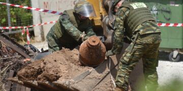 Πυροτεχνουργοί του στρατού κάνουν έλεγχο στην παλιά βόμβα που βρέθηκε τυχαία στη διάρκεια εκσκαφής θεμελίων οικοδομής σε συνοικία στη Λάρισα (φωτ.: ΑΠΕ-ΜΠΕ / Αποστόλης Ντόμαλης)