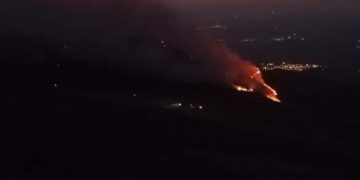 Η φωτιά στο Παγγαίο το βράδυ της Κυριακής (φωτ.: Διασωστική Ομάδα Καβάλας)