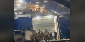 Στιγμιότυπο από την προσπάθεια των καβοδετών να απομακρύνουν το πλοίο από τη μπουκαπόρτα την ώρα που αυτή σηκώνεται (φωτ.: glomex)