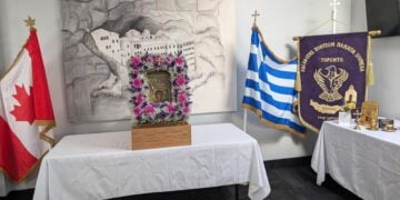Η ιερή εικόνα της Παναγίας Σουμελά με τις σημαίες της Ελλάδας και του Καναδά (φωτ.: Αδελφότητα Ποντίων Τορόντο «Παναγία Σουμελά»)