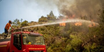 Κατάσβεση φωτιάς στη Ρόδο (φωτ.: EUROKINISSI/Λευτέρης Δαμιανίδης)