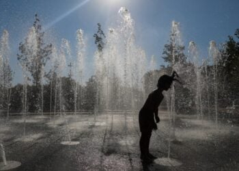 Παιδιά παίζουν σε σιντριβάνι στο Κέντρο Πολιτισμού «Ίδρυμα Σταύρος Νιάρχος» κατά τη διάρκεια του καύσωνα στην Αθήνα, στις 17 Ιουλίου 2024 (φωτ.: ΑΠΕ-ΜΠΕ/Γιώργος Βιτσαράς)