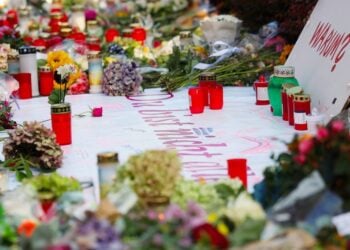 Κεριά, λουλούδια και σημειώματα που αναγράφουν «Δεν είστε μόνοι» και «Γιατί;» στο σημείο της τραγωδίας στο Σόλινγκεν (φωτ.: EPA/Christopher Neundorf)