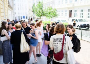 Θαυμαστές της Τέιλορ Σουίφτ έχουν συγκεντρωθεί στη Βιέννη μετά την ακύρωση των συναυλιών της Αμερικανίδας τραγουδίστριας υπό το φόβο τρομοκρατικών επιθέσεων (φωτ.: EPA/Max Slovencik)
