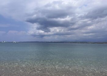 Συννεφιασμένος ο ουρανός των Σπετσών (φωτ.: Γιώργος Κουρκουρίκης)