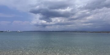 Συννεφιασμένος ο ουρανός των Σπετσών (φωτ.: Γιώργος Κουρκουρίκης)