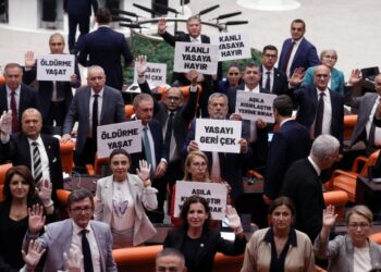 Μέλη του αντιπολιτευτικού κόμματος CHP κρατούν πανό που αναγράφουν «Μην σκοτώνετε, αφήστε τα ζωντανά» και «Αποσύρετε τον νόμο» στη διάρκεια διαμαρτυρίας κατά την ψήφιση του επίμαχου νόμου για τα αδέσποτα σκυλιά στο τουρκικό κοινοβούλιο (φωτ.: EPA/Necati Savas)