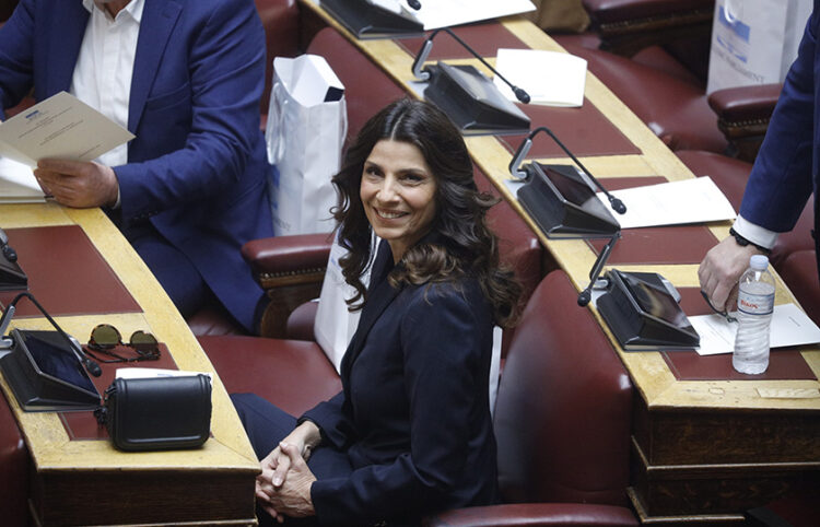 Η Πόπη Τσαπανίδου στα βουλευτικά έδρανα (φωτ.: EUROKINISSI / Γιώργος Κονταρίνης)