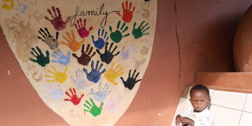 Στο σχολείο-οικοτροφείο «Ειρηναίος Γαλανάκης»  στην Ουγκάντα (φωτ.: Facebook / Athina Galanaki)