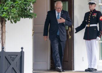 Ο Τιμ Γουόλζ βγαίνει από τη Δυτική Πτέρυγα του Λευκού Οίκου προκειμένου να κάνει δηλώσεις στους δημοσιογράφους (φωτ.: EPA / Shawn Thew)