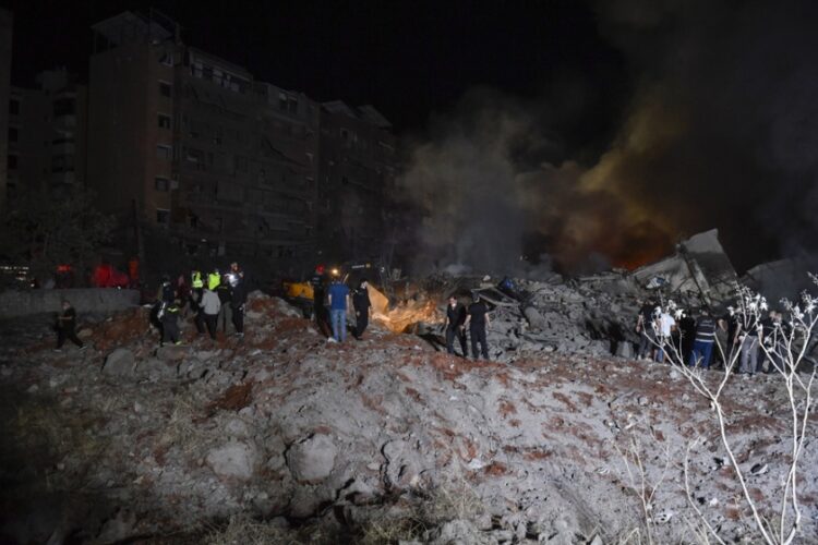 Καπνοί στα νότια προάστια της της Βηρυτού μετά από αεροπορικά χτυπήματα των ισραηλινών (φωτ.: EPA/Wael Hamzeh)