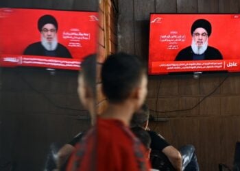 Πολίτες παρακολουθούν την ομιλία του Χασάν Νασράλα στη Βηρυτό (φωτ.: EPA/Wael Hamzeh)