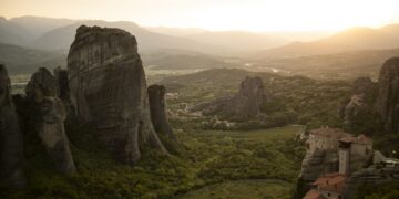 Η Μονή Ρουσάνου κατά το ηλιοβασίλεμα στα Μετέωρα (φωτ. αρχείου: ΑΠΕ-ΜΠΕ/Δημήτρης Τοσίδης)