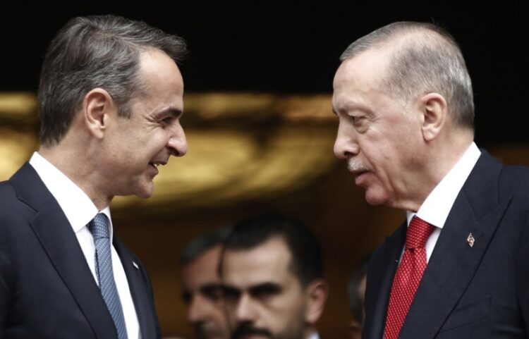 Ο Κυριάκος Μητσοτάκης και ο Ρετζέπ Ταγίπ Ερντογάν σε συνάντησή τους τον Δεκέμβριο του 2023 (φωτ.: ΕΡΑ / Γιάννης Κολεσίδης)