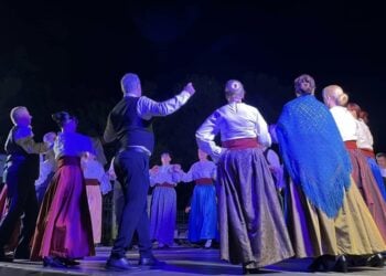 Μέλη της Χορευτικής Ακαδημίας Πεύκων στη μουσικοαφηγηματική εκδήλωση για τα 102 χρόνια από τη Μικρασιατική Καταστροφή που διοργάνωσε ο ναός του Αγίου Εφραίμ και των Αγίων Αποστόλων Πεύκων (φωτ.: facebook / xoreftikiakadimiapefkon)