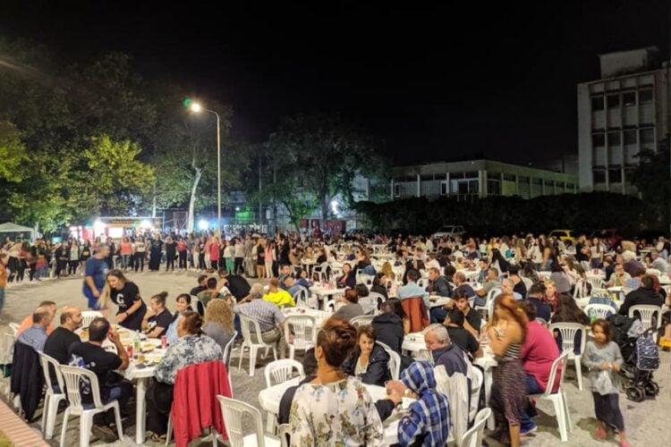 Στιγμιότυπο από ποντιακό γλέντι (φωτ.: facebook.com/ Σύλλογος Ποντίων Χορευτών Ξάνθης ''Τραντέλλενες'')